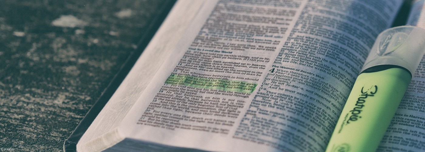 Bibel mit Textmarker