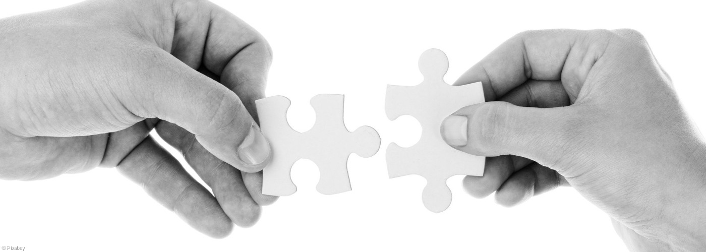 Puzzle und Menschenhände