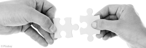 Puzzle und Menschenhände