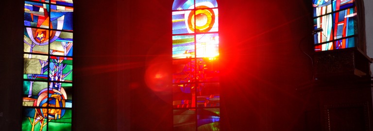 Kirchenfenster beleuchtet mit Sonne