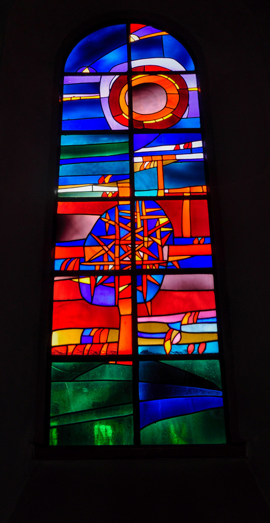 Das mittlere Fenster bildet die Passion und die Auferstehung Jesu Christi ab.