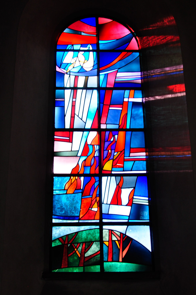 Das rechte Fenster zeigt die Sendung des Heiligen Geistes.