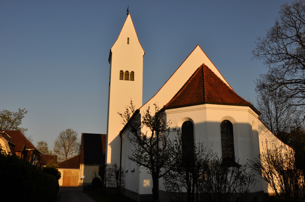 Blick auf den Chorraum der Kirche von Westen bei Abendsonne.
