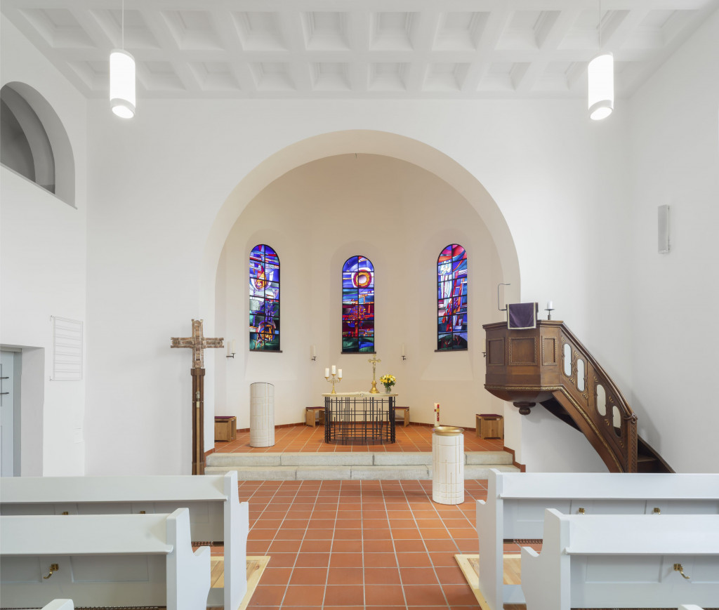 Die Kirche wurde 2020 grundlegend saniert und renoviert. Der Innenraum wirkt nun hell und freundlich. Die verschiedenen Kunstwerke sind besonders in den Blick gerückt.