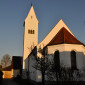 Blick auf den Chorraum der Kirche von Westen bei Abendsonne.