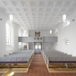 Der Blick vom Altar ins Gestühl der Kirche. Es wurde heller gefasst. Die Orgel wurde mehrere Jahre saniert und erst 2022 wieder eingebaut.