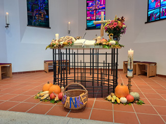 Der Erntedankaltar mit Kürbissen und Blumenschmuck 2024