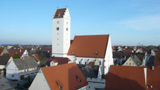 Die große St. Veitskirche in Leipheim überragt alle Dächer