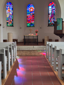 Das Abendlicht fällt durch die bunten Fenster der Dreifaltigkeitskirche 