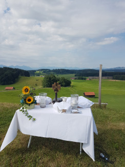 Altar beim Almgottesdienst auf dem Kreuzbichl mit dem Feldkreuz im Hintergrund