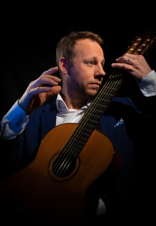 Klaus Wlada spielt kunstvoll auf seiner Gitarre