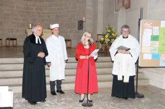 Evangelischer Pfarrer Herrmann, Imam Ylmaz, Monika Soyer-Bauer, kath. Dekan Fetsch in der Basilika (v.l.n.r)