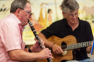 Hans Enzensperger mit Klarinette und Fred Wilhelm mit Gitarre