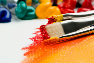 Bunte Farben und Pinsel als Symbolbild für KircheKreativ