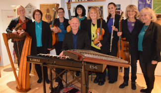 Die Musikerinnen und Musiker der Gruppe Farbenklang mit bunter Kleidung und guter Laune