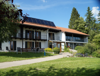 Gebäudeansicht des Landjugendhauses auf dem Kienberg bei Sonnenschein