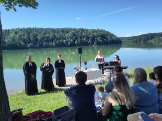 Der Lechtgottesdienst am Schongauer Lido 2024, zu sehen sind Pfrin. Weggel, Pfrin. Steller und Pfr. Bischoff vor dem Lech bei strahlend blauem Himmel.