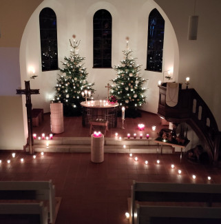 Die Dreifaltigkeitskirche nur mit Kerzenlicht beleuchtet