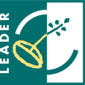 grünes Logo des Förderprogramms LEADER, auf dem stilistisch ein gepflanzter Baum dargestellt wird