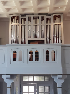 Die sanierte Orgel ist auf der Empore der Kirche aufgebaut, die silbernen Pfeifen passen gut zur Grau gestrichenen Empore.