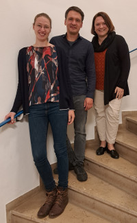 Pfarrerin Angelika Bischoff, Pfarrer Michael Bischoff und Pfarrerin Julia Steller stehen auf der Wendeltreppe im Gemeindehaus