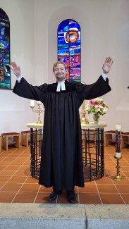 Der ehemalige Vikar Philipp Wassermann beim Segen in der Dreifaltigkeitskirche. Er wird in Erkheim ordiniert. 