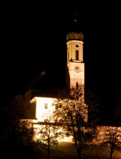 Die Heilig-Geist Kirche St. Anna bei Nacht