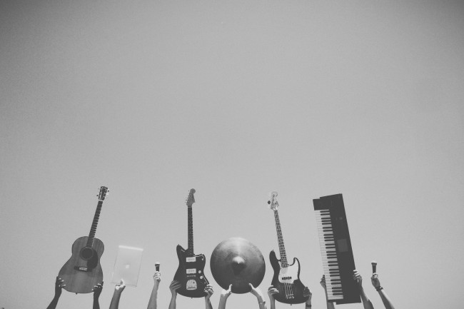 Musikinstrumente schwarz weiß