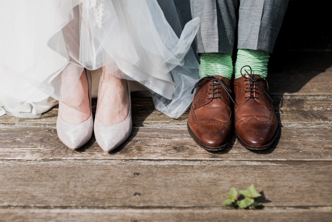 Hochzeitspaar mit Schuhen