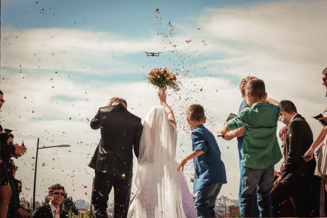 Hochzeitspaar draußen