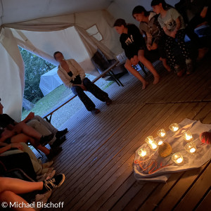 Abendrunde im Zelt